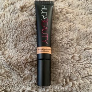 Huda overachiever concealer